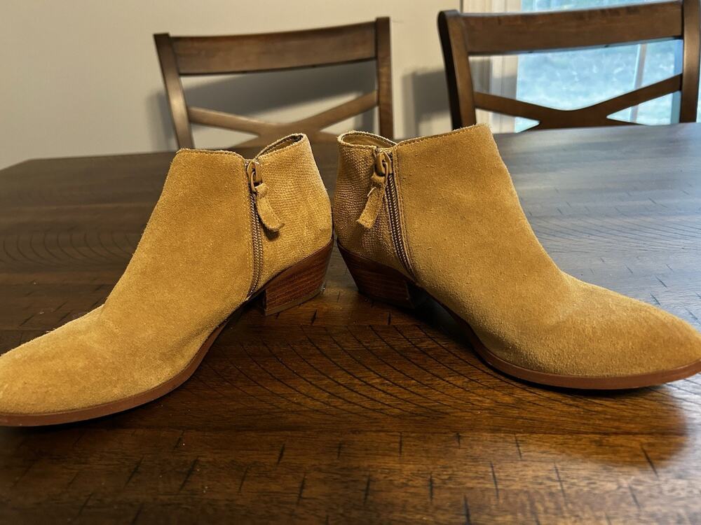 Violet & Red Women's Cupid Bootie Suede (Tan) Size 6M